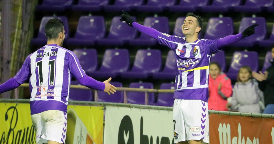 El clavo ardiendo al que agarrarse se llama Juan Villar 1 Juan Villar celebra un gol con Alfaro || Foto: Andrés Domingo