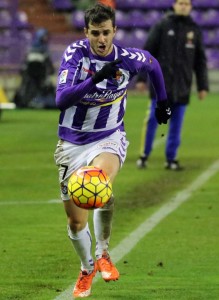 El clavo ardiendo al que agarrarse se llama Juan Villar 2 Juan Villar persigue un balón || Foto: Andrés Domingo