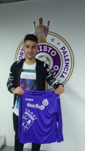 El Real Valladolid cede a Pelayo al Cristo Atlético 2 Pelayo posa con su nueva camiseta || Foto: Cristo Atlético