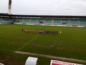 El Torde pierde por la mínima con todo en contra 2 Saludo entre los dos equipos Foto: Atlético Tordesillas