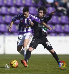 El Real Valladolid vuela sobre el Córdoba 2 Manu del Moral y Víctor Pérez Foto: LFP