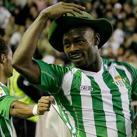 La ilusión grana pasa por un sombrero 2 Emaná celebra un gol con el Betis || Foto: As
