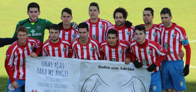 El Atlético Tordesillas quiere y no puede frente al Numancia B 1 El Atlético Tordesillas  posa con una pancarta a favor de Ángel || Foto: Víctor Álvarez