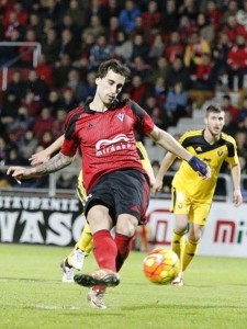 El Toralín "destituye" a Manolo Díaz como entrenador de la Ponferradina 3 Eguaras lanza el primer penalti Foto: LFP