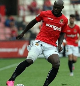 Asaltar el Nou Estadi, tarea para expertos 2 Emaná controla un balón || Foto: Diari Catalá