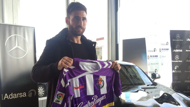 Nikos: "Vengo a un club histórico, serio y familiar" 1 Nikos en su presentación || Foto: Real Valladolid