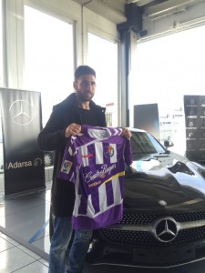 Nikos: "Vengo a un club histórico, serio y familiar" 2 Nikos posa con la blanquivioleta Foto: Real Valladolid