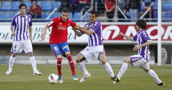 Previsión de lluvia de goles en Zorrilla este domingo 1 Peña intenta robar un balón en un encuentro de hace unos años || Foto: Marca