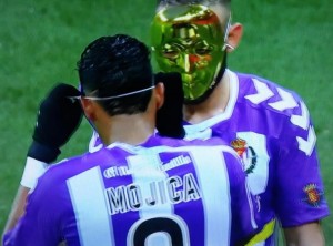 La vieja moda de los futbolistas 'enmascarados' 2 Roger y Mojica || Foto: @FutbolSegunda