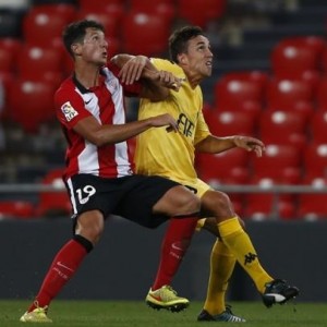 La Lupa: Bilbao Athletic 2 Vesga pelea por un balón || Foto: Marca