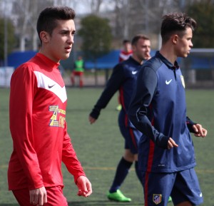 El Atlético de Madrid impone su liderazgo ante la UD Sur 3 Vara, en una acción del choque || Foto: Víctor Álvarez