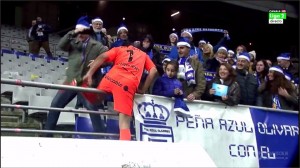 La importancia de los pequeños detalles 3 Esteban salta una de las vallas para hacer una fotografía junto a los peñistas