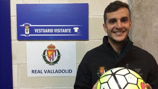 Villar posa con el balón del triplete | Foto: realvalladolid.es