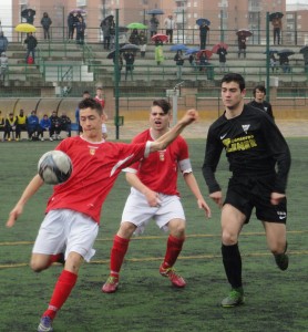 Un jugador del Alcalá despeja ante Pérez Foto: Sergio Sanz