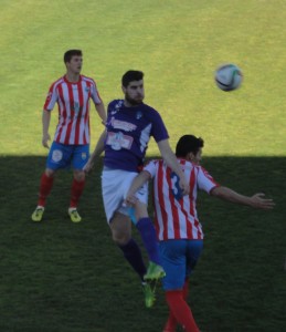 El Atlético Tordesillas saca un punto de La Albuera ante el empuje de la Gimnástica 2 Tomás pugna un balón en un partido anterior Foto: Sergio Sanz