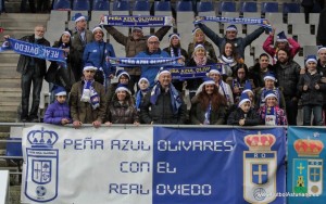La importancia de los pequeños detalles 2 Los integrantes de la Peña Azul Olivares. tras la victoria contra el Almería en el Tartiere ||Foto: Fútbol Asturiano