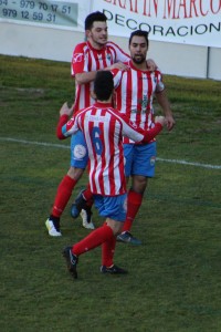 El Atlético Tordesillas, a dar la sorpresa en Segovia 2 Marcos, Viti y Rubo celebran un gol Foto: Víctor Álvarez