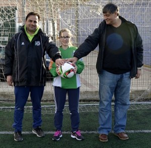 Santos García: "En Castilla y León debería haber un equipo en la Primera Femenina" 2 Isi, director deportivo del CD Victoria, Irene, futura jugadora del club, y Santos || Foto: Alba Oliveros