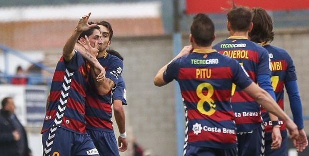 La Lupa: UE Llagostera 1 Los jugadores del Llagostera celebran un gol || Foto: Ara