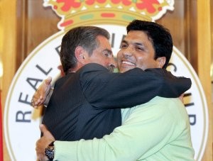 Dos clubes empeñados en hacerlo peor 2 Revilla y Ali Syed || Foto: EFE