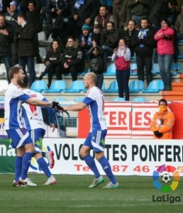 La Ponferradina vuelve a la vida tras tres meses vagando por el desierto 2 Seoane y Basha celebran el gol de la Ponfe