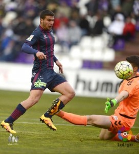 El 11 del Pucela: Jornada 28 2 Kepa, en una acción del encuentro