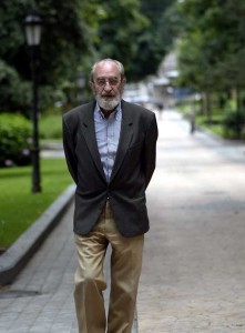 Nueve poemas de Ángel González camino de Oviedo 2 Ángel González || Foto: Germán Yanke