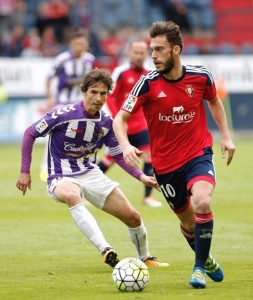 Álvaro Rubio presiona a Roberto Torres Foto: LFP