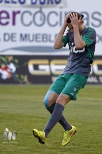 El Numancia roza la permanencia haciendo historia en Anduva 3 Andy lamenta el penalti fallado