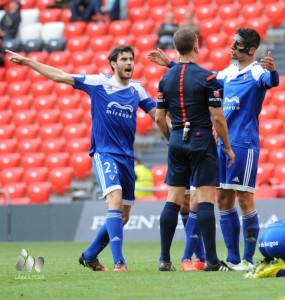 La frustración de la derrota y del descuento 3 Gaffoor y Néstor protestan el penalti