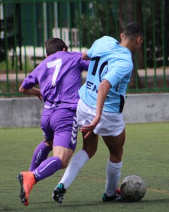 El Arces sigue tirando de efectividad 2 Cirria presiona a Mehdi || Foto: Víctor Álvarez