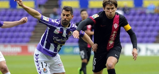 Moyano pugna por un balón || Foto: LFP