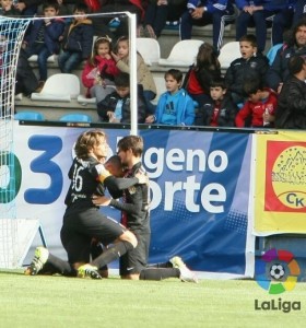 La frustración de la derrota y del descuento 2 Quique, Pozo y Dubarbier celebran el 0-2