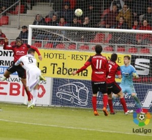 El Numancia roza la permanencia haciendo historia en Anduva 2 Regalón remata a portería