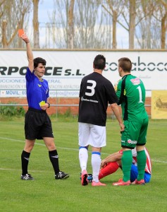El Atlético Tordesillas 'Ruboriza' al Almazán 2 El árbitro expulsa a Javi Foto: Diego Rayaces