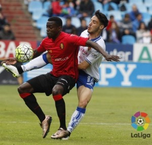 La Lupa: Real Zaragoza 2 Isaac pelea un balón