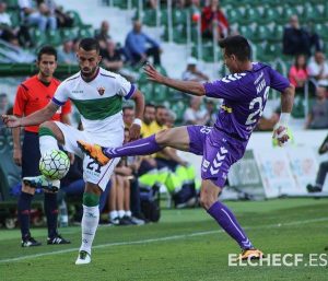 El 11 del Pucela: Jornada 41 2 Manu del Moral intenta tapar un pase de Isidoro
