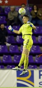 Clasificación del II Trofeo Blanquivioletas al mejor jugador 2 Kepa despeja de cabeza Foto: LFP