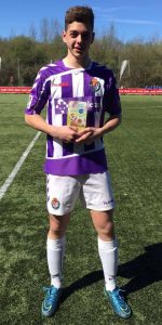 Aleksandar Isailovic, convocado por la selección serbia sub 14 2 Isa, con el trofeo que le acredita como mejor jugador de la Oviedo Cup