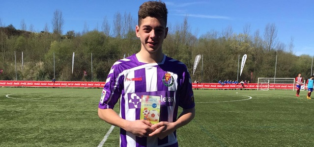 Aleksandar Isailovic, convocado por la selección serbia sub 14 1 Isa, con el trofeo que le acredita como mejor jugador de la Oviedo Cup
