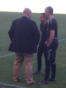 Cata, Borja Jiménez y Toni Madrigal, sobre el césped de Pasarón || Foto: Jesús Domínguez