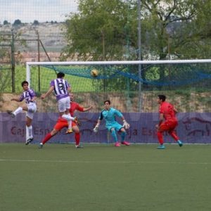 Las espadas en alto en Liga Nacional 2 Miguel remata de cabeza || Foto: Víctor Álvarez