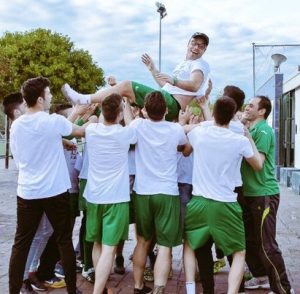 Miguel de la Fuente: "Ante cualquier duda, queremos tirar por el bloque de casa" 2 La plantilla verdiblanca mantea a Miguel de la Fuente Foto: Victoria CF