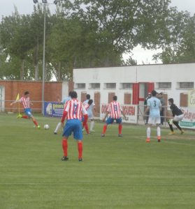 El Atlético Tordesillas sucumbe ante la pegada de la UD Santa Marta 2 Adalia se prepara para disparar || Foto: Sergio Sanz