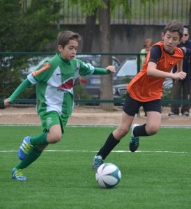 El CD Victoria, primer semifinalista 2 Dos jugadores se disputan el balón|| Foto: Juan Postigo