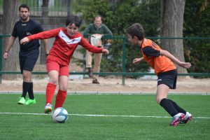 Un jugador de la Sur intenta irse con el balón controlado Foto: Juan Postigo