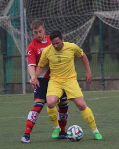 Objetivos conseguidos en Los Pinos 2 César, del Simancas, presiona a Jony, del Laguna || Foto: Rosa M. Martín