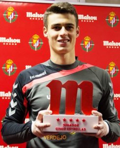 Kepa: "Nos merecemos estar donde estamos" 2 Kepa, con el galardón que otorga Mahou Foto: Real Valladolid