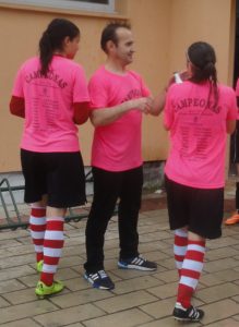 Martín Olmedo festeja el ascenso con sus jugadoras || Foto: Sergio Sanz