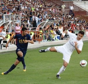 El Reus y el UCAM Murcia jugarán contra el Real Valladolid 2 Tekio da un pase ante un jugador del Castilla Foto: Twitter